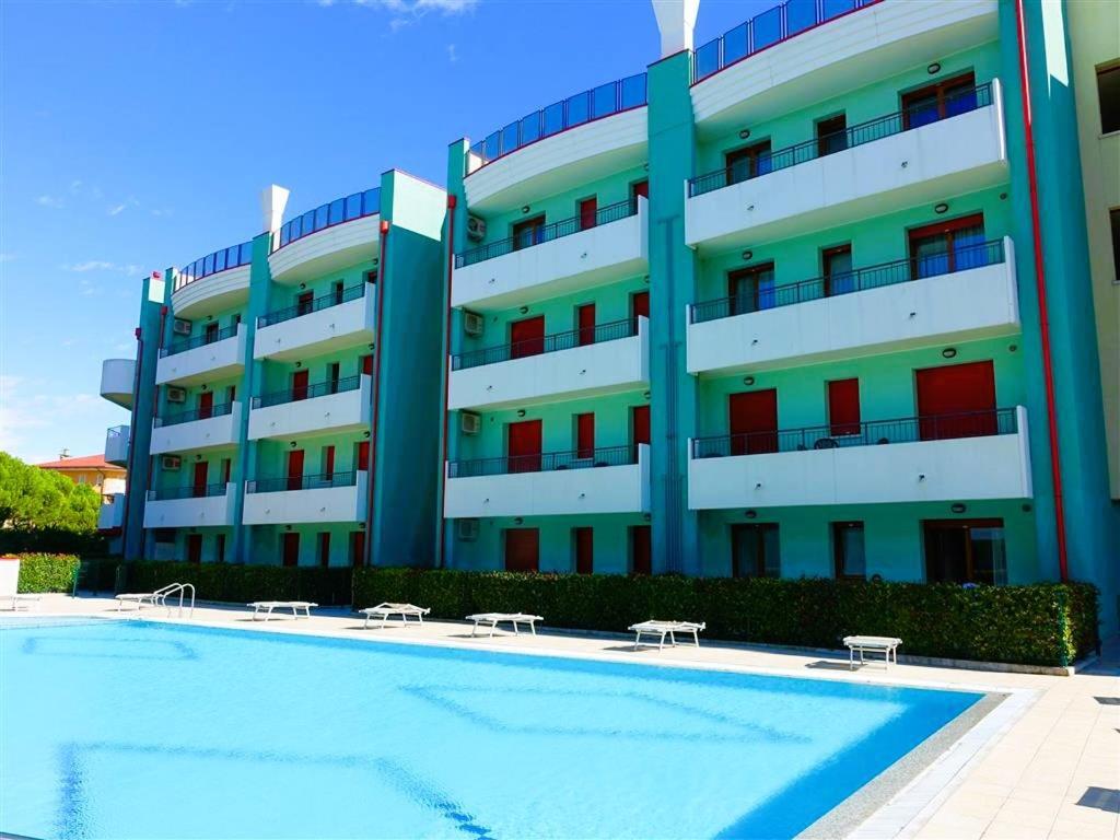 Residence Roberta Con Piscina - Agenzia Cocal Caorle Kültér fotó