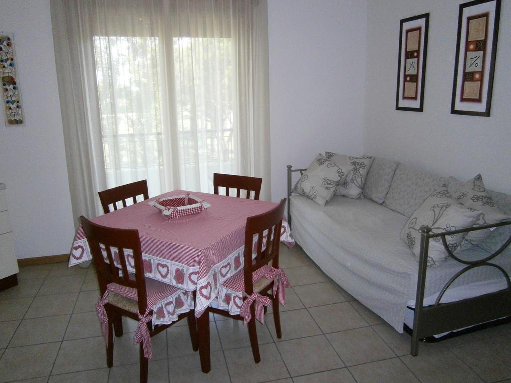 Residence Roberta Con Piscina - Agenzia Cocal Caorle Szoba fotó