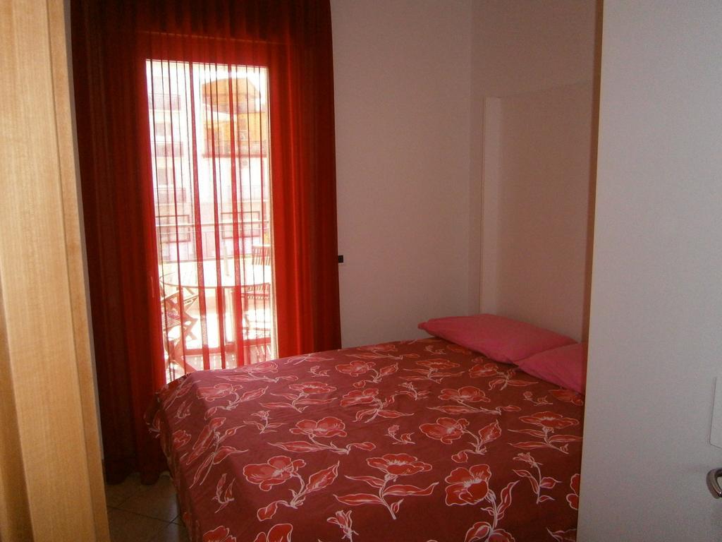 Residence Roberta Con Piscina - Agenzia Cocal Caorle Szoba fotó